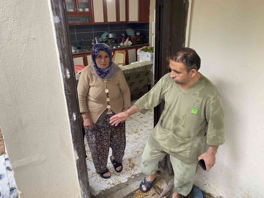 Evi Sular Altında Kalan Yaşlı Teyze Göz Yaşlarına Hakim Olamadı