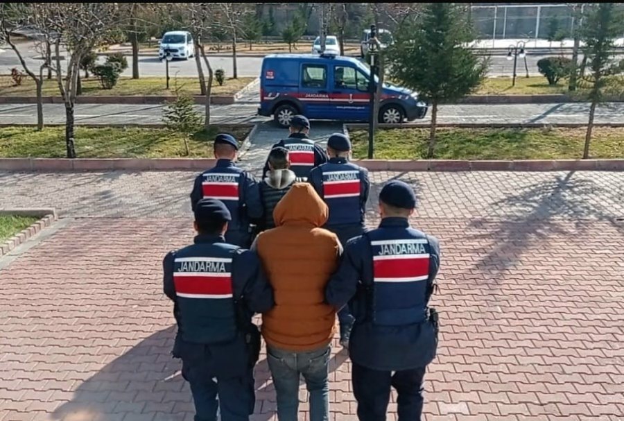 Kanepeden Esrar, Gardıroptan Tüfek Çıktı