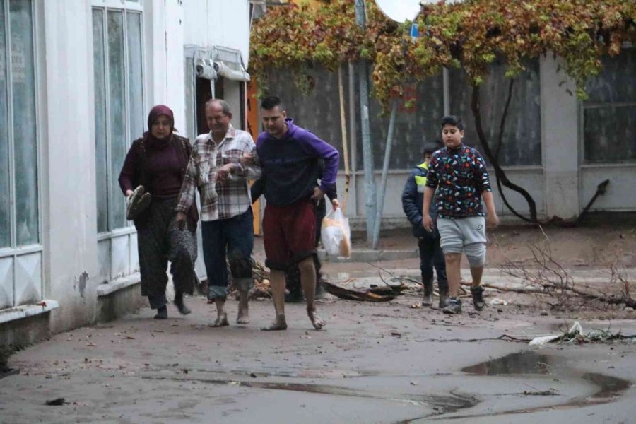 Kumluca’da Sel Araçları Üst Üste Çıkardı