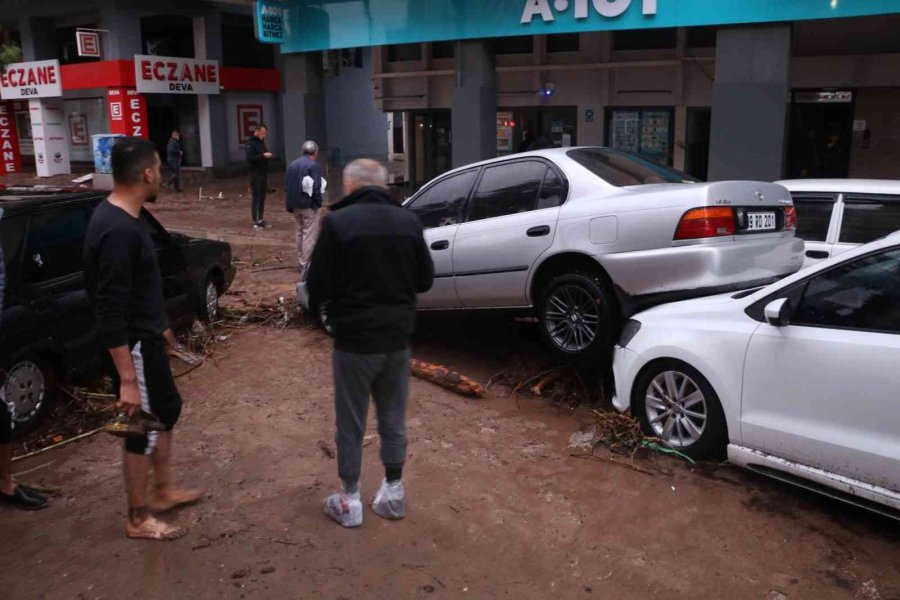 Kumluca’da Sel Araçları Üst Üste Çıkardı