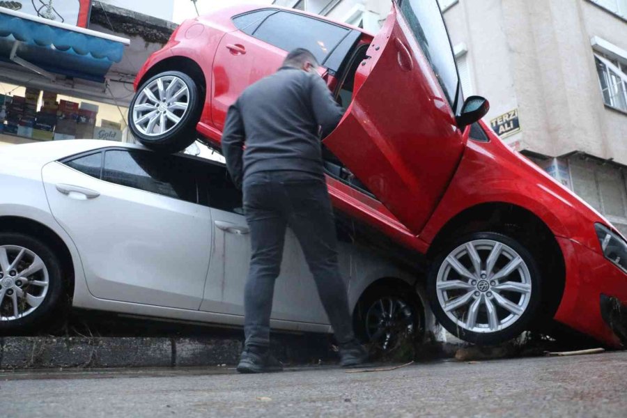 Kumluca’da Sel Araçları Üst Üste Çıkardı