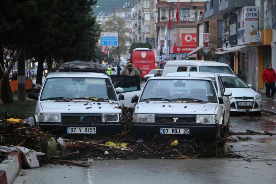 Kumluca’da Sel Araçları Üst Üste Çıkardı