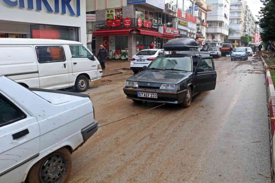 Kumluca’da Sel Esnafı Vurdu, Görüntüler Savaş Alanlarını Aratmadı