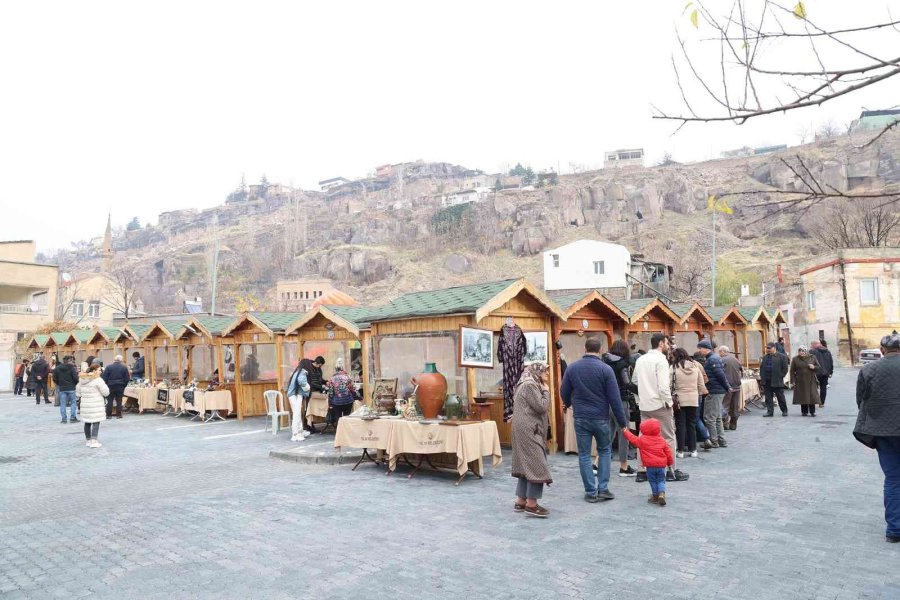 Antika Pazarı Yine Farklı Yine Canlı