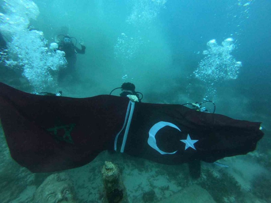 Faslı Öğrenciden Su Altında Tur Kutlaması