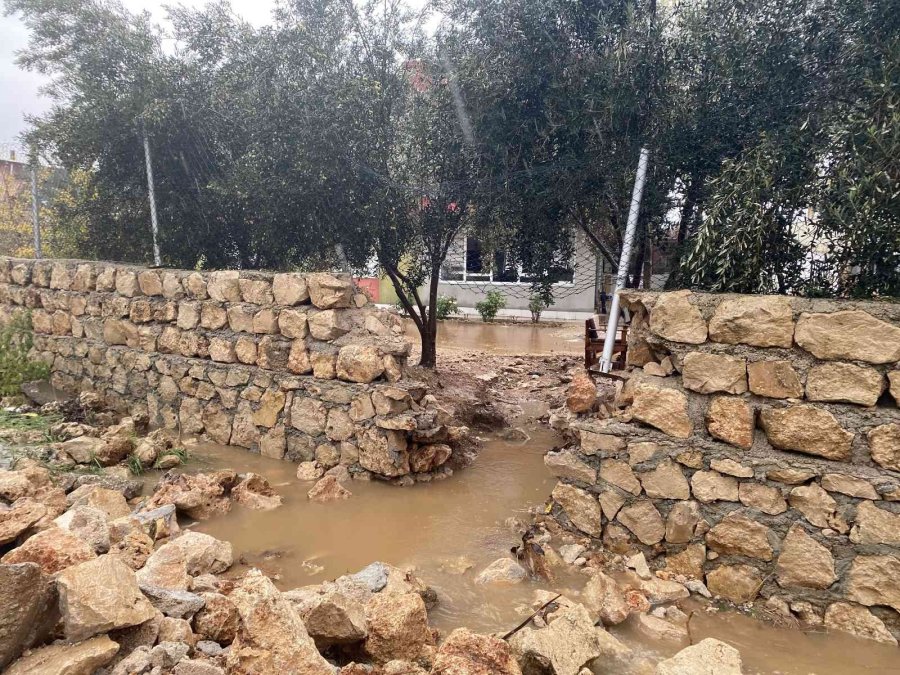 Evine Giren Yağmur Suyunu Tahliye Etmek İçin Bahçe Duvarını Yıktı