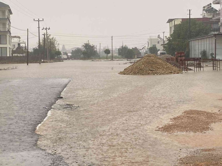 Evine Giren Yağmur Suyunu Tahliye Etmek İçin Bahçe Duvarını Yıktı