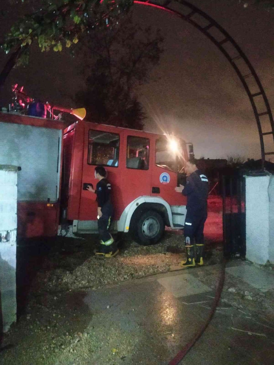 Evine Giren Yağmur Suyunu Tahliye Etmek İçin Bahçe Duvarını Yıktı