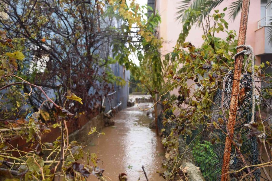 Evine Giren Yağmur Suyunu Tahliye Etmek İçin Bahçe Duvarını Yıktı