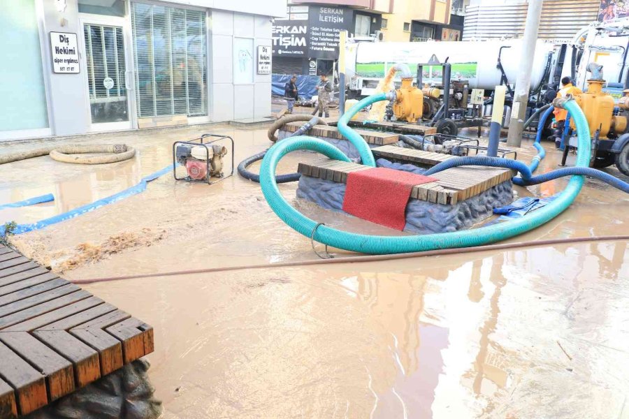 Selin Vurduğu Yer Altı Otoparkındaki 245 Araç İçin Su Tahliyesi Yapılıyor