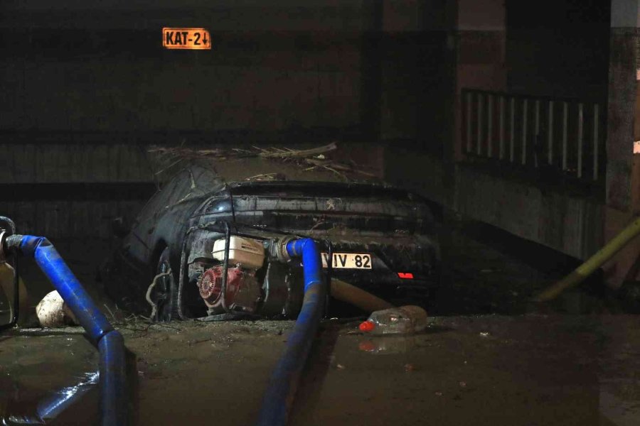 Selin Vurduğu Yer Altı Otoparkındaki 245 Araç İçin Su Tahliyesi Yapılıyor