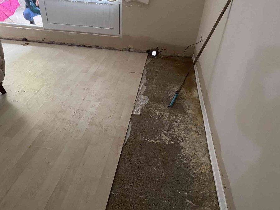 Evine Giren Yağmur Suyunu Tahliye Etmek İçin Bahçe Duvarını Yıktı