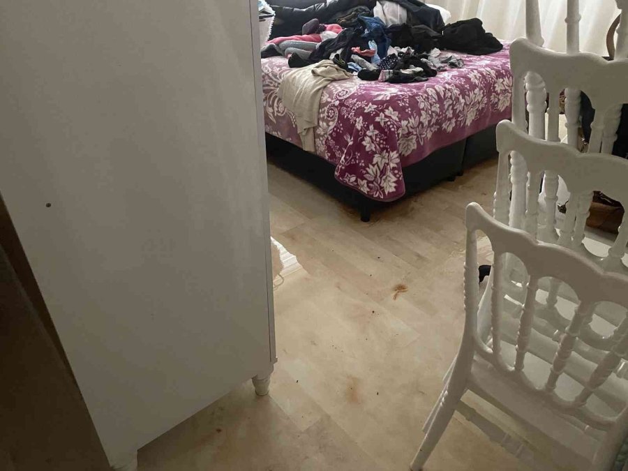 Evine Giren Yağmur Suyunu Tahliye Etmek İçin Bahçe Duvarını Yıktı