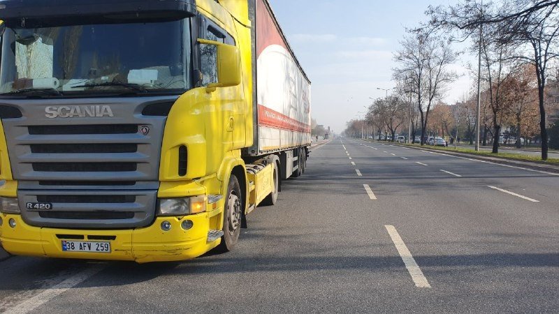 Kazada Savrulan Otomobil Ağaca Çarparak Durabildi