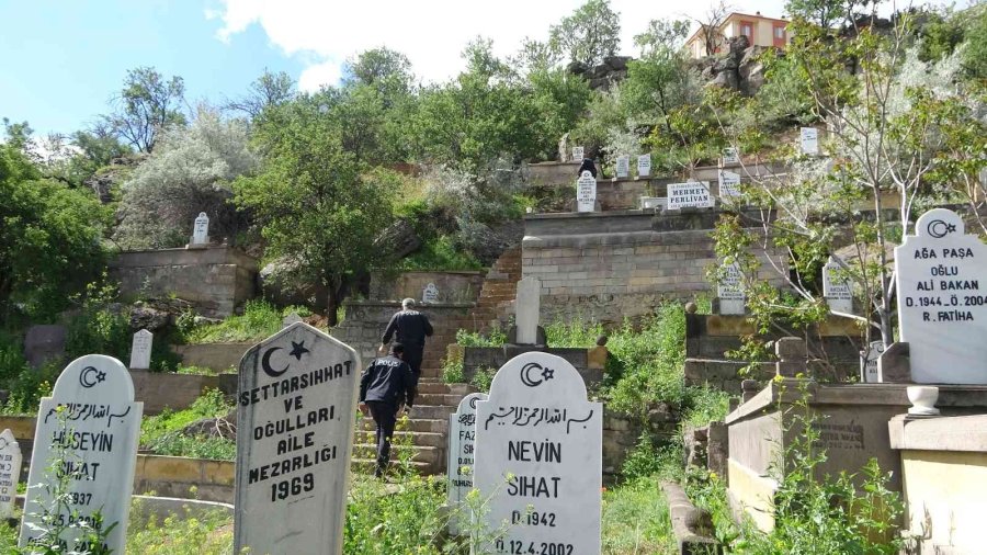 Eski Kız Arkadaşını Mezarlıkta Bıçaklayan Sanığa 9 Yıl Hapis Cezası Verildi