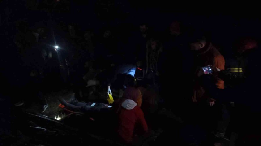 Kontrolden Çıkan Otomobil Takla Attı: 2 Yaralı