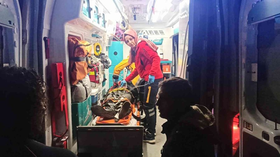 Kontrolden Çıkan Otomobil Takla Attı: 2 Yaralı