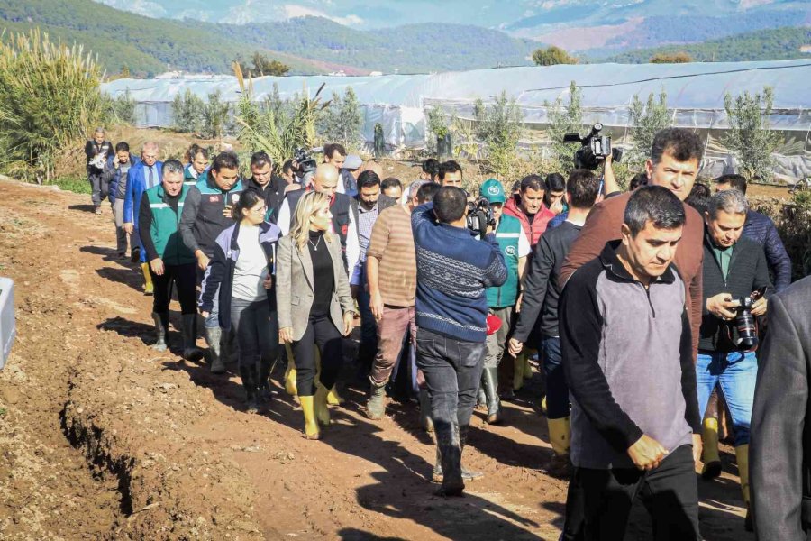 Bakan Kirişci, Kumluca’da Selden Etkilenen Seraları Ziyaret Ederek İncelemelerde Bulundu