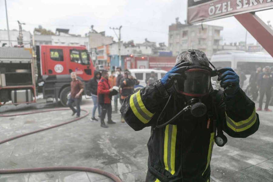 Mersin’de Bir İş Yerinde Çıkan Yangın Korkuttu