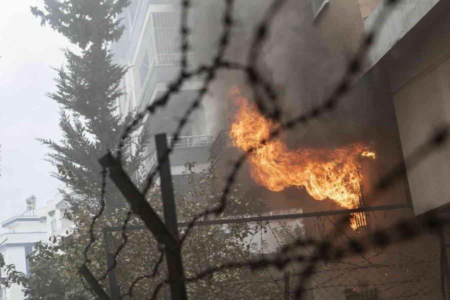 Mersin’de Bir İş Yerinde Çıkan Yangın Korkuttu