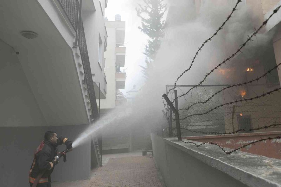 Mersin’de Bir İş Yerinde Çıkan Yangın Korkuttu