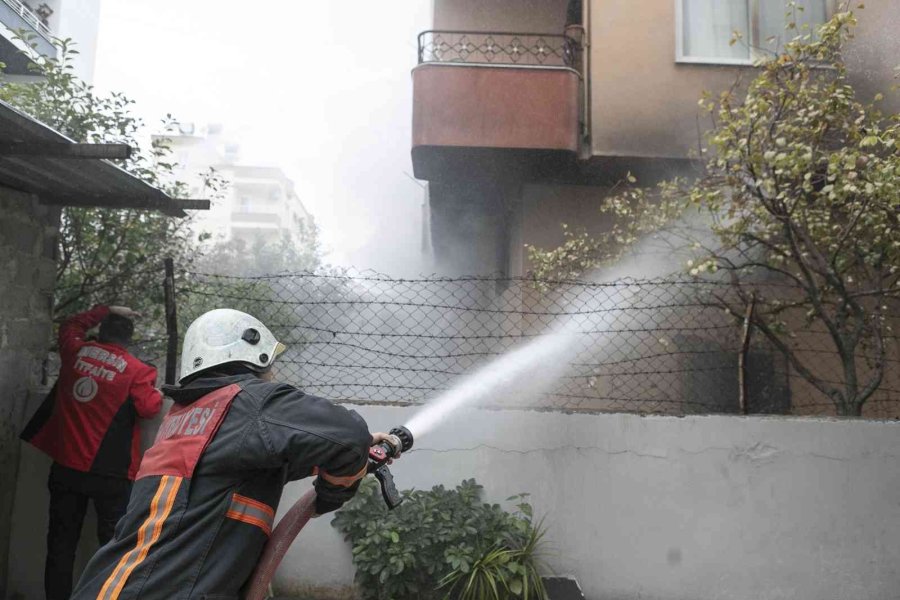 Mersin’de Bir İş Yerinde Çıkan Yangın Korkuttu