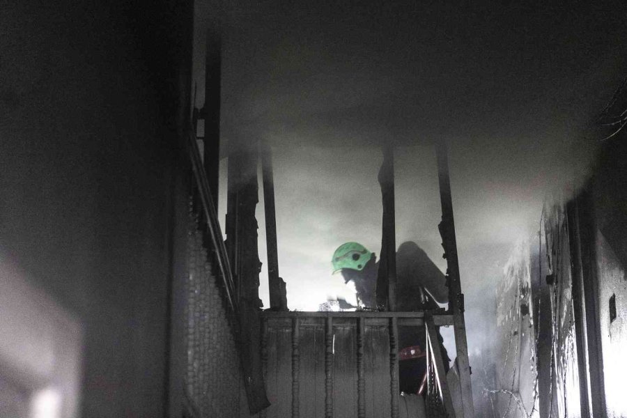 Mersin’de Bir İş Yerinde Çıkan Yangın Korkuttu