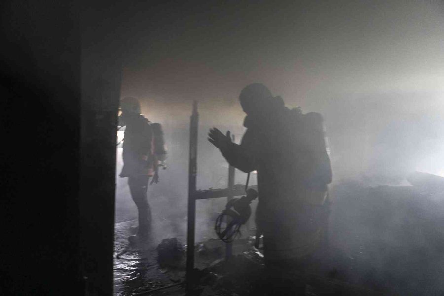 Mersin’de Bir İş Yerinde Çıkan Yangın Korkuttu