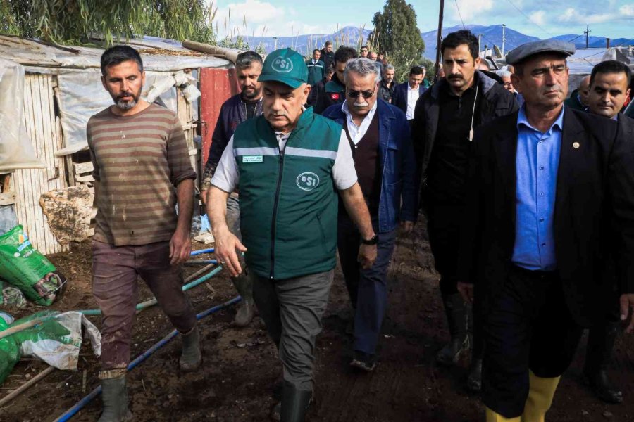Bakan Kirişci, Kumluca’da Selden Etkilenen Seraları Ziyaret Ederek İncelemelerde Bulundu