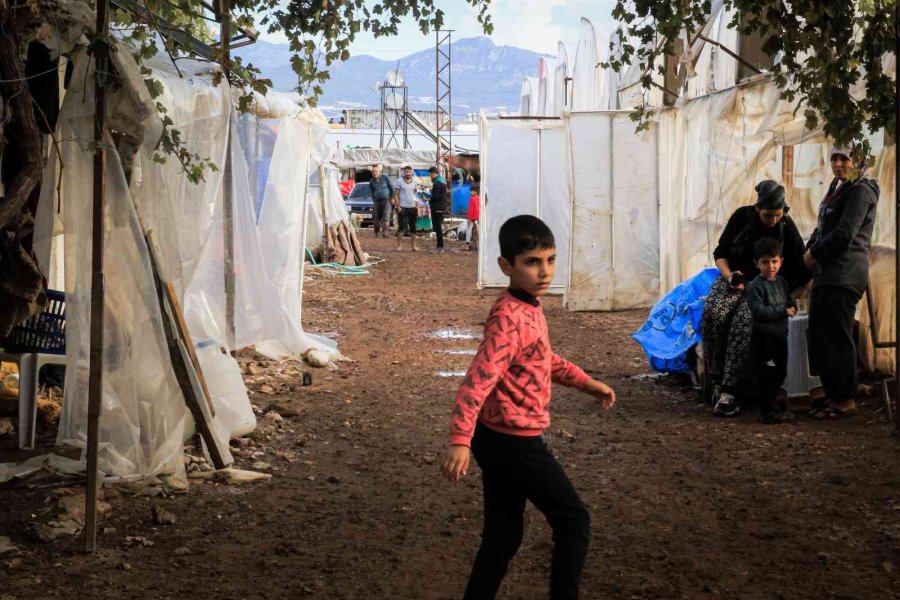 Bakan Kirişci, Kumluca’da Selden Etkilenen Seraları Ziyaret Ederek İncelemelerde Bulundu