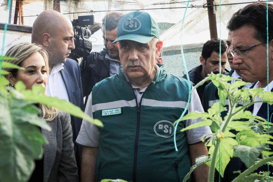 Bakan Kirişci, Kumluca’da Selden Etkilenen Seraları Ziyaret Ederek İncelemelerde Bulundu