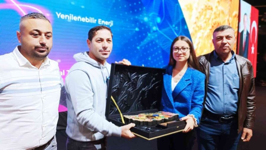 Eskişehirli Üniversite Öğrencisi Genç Kadın Çiftçiye ’tarımda Türkiye Yüzyılı’ Plaketi