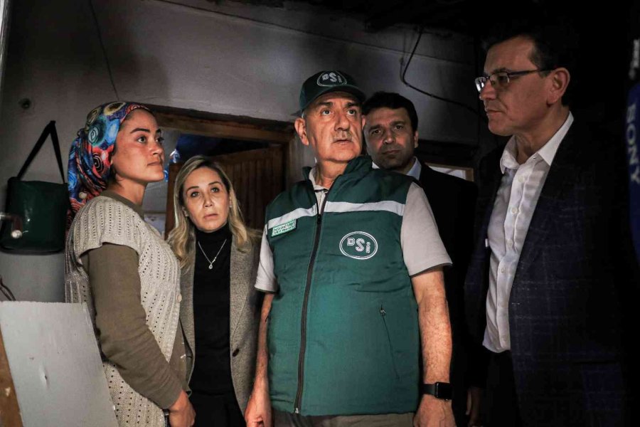 Bakan Kirişci, Kumluca’da Selden Etkilenen Seraları Ziyaret Ederek İncelemelerde Bulundu