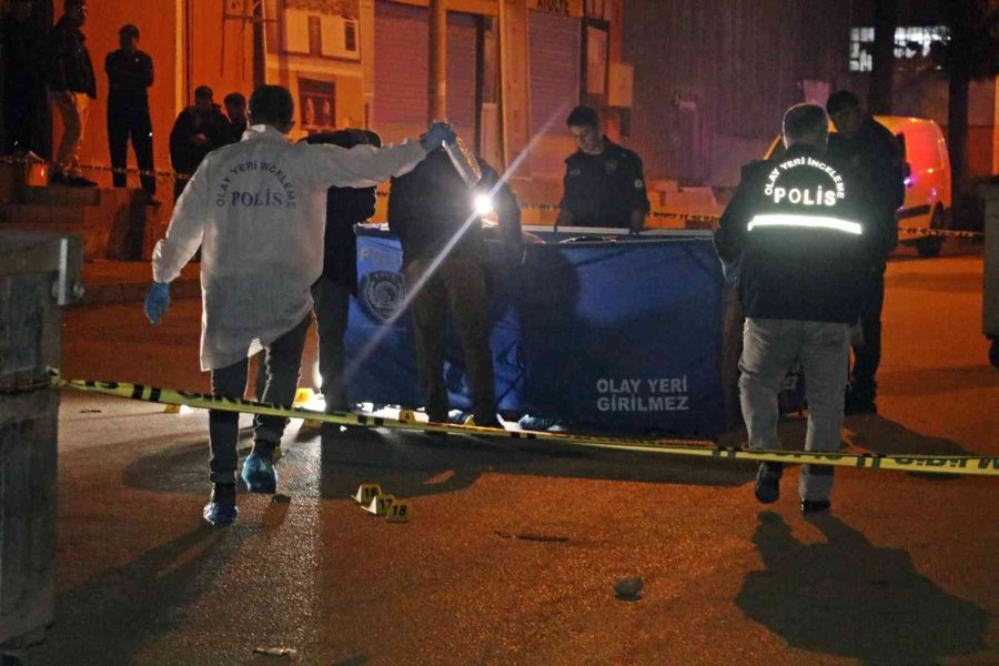 Sokak Ortasında Otomobiliyle Yolunu Kesip Kurşun Yağdırdı: 1 Ölü