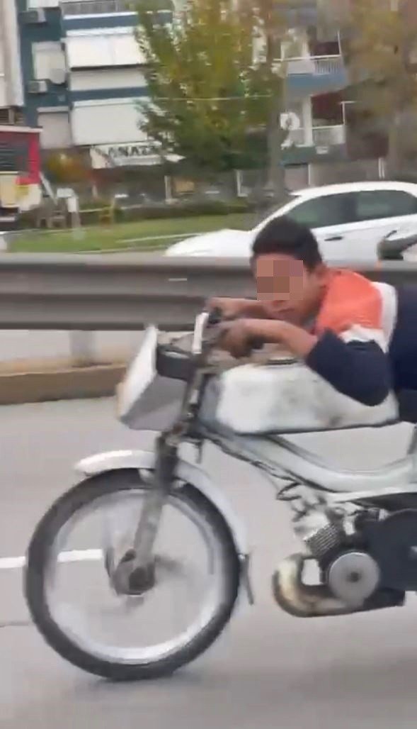 Motosikleti Yüzüstü Yatarak Kullanan Gencin Görüntüleri Tepki Çekti