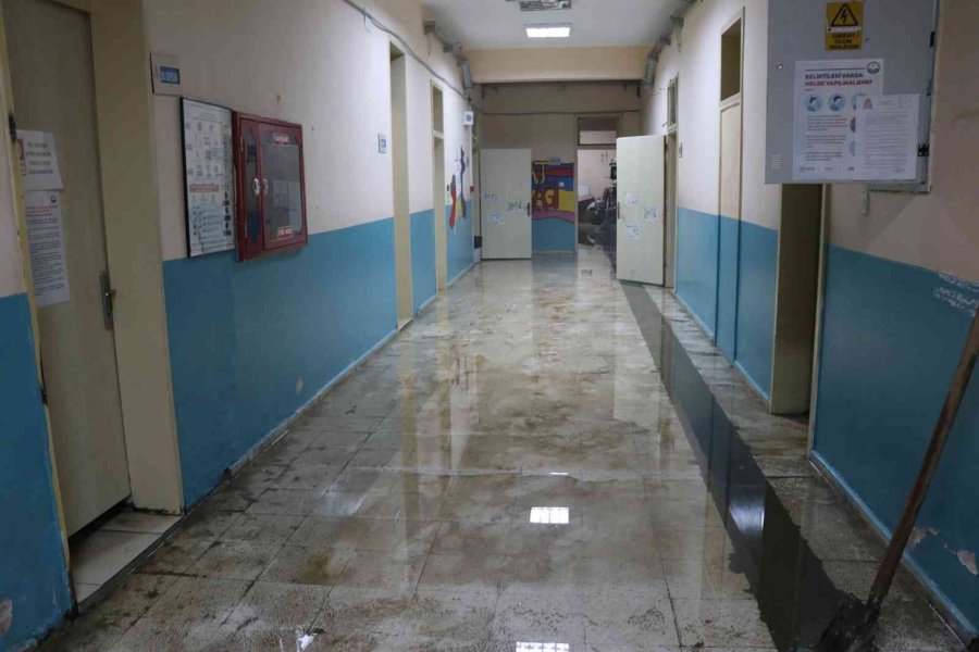 Alanya’da Sağanak Yağış Sonrası Evleri, İş Yerlerini Ve Okulu Su Bastı