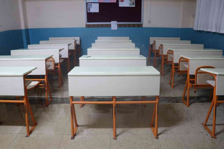 Alanya’da Sağanak Yağış Sonrası Evleri, İş Yerlerini Ve Okulu Su Bastı