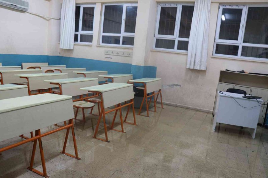 Alanya’da Sağanak Yağış Sonrası Evleri, İş Yerlerini Ve Okulu Su Bastı