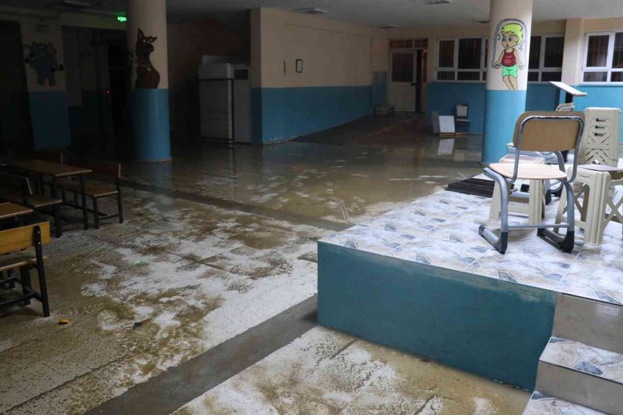 Alanya’da Sağanak Yağış Sonrası Evleri, İş Yerlerini Ve Okulu Su Bastı
