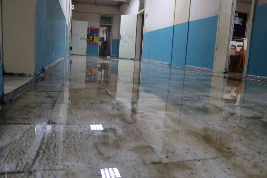 Alanya’da Sağanak Yağış Sonrası Evleri, İş Yerlerini Ve Okulu Su Bastı