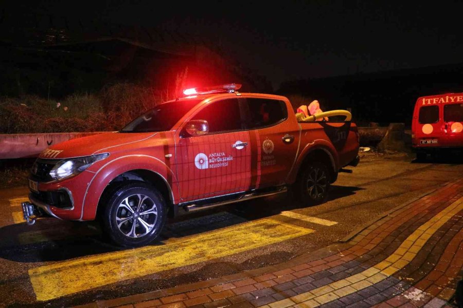 Alanya’da Sağanak Yağış Sonrası Evleri, İş Yerlerini Ve Okulu Su Bastı
