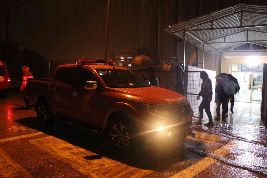 Alanya’da Sağanak Yağış Sonrası Evleri, İş Yerlerini Ve Okulu Su Bastı