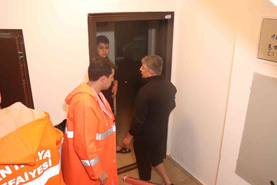 Alanya’da Sağanak Yağış Sonrası Evleri, İş Yerlerini Ve Okulu Su Bastı