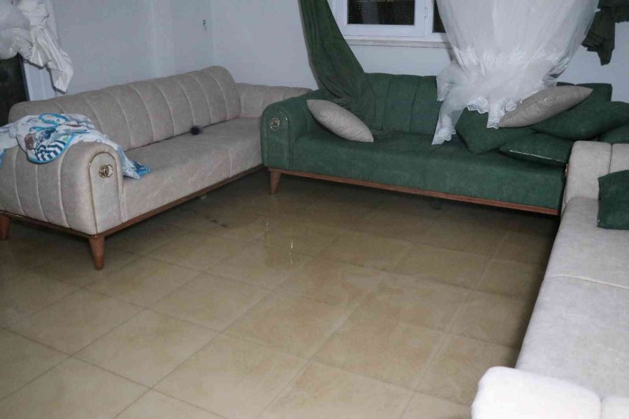 Alanya’da Sağanak Yağış Sonrası Evleri, İş Yerlerini Ve Okulu Su Bastı