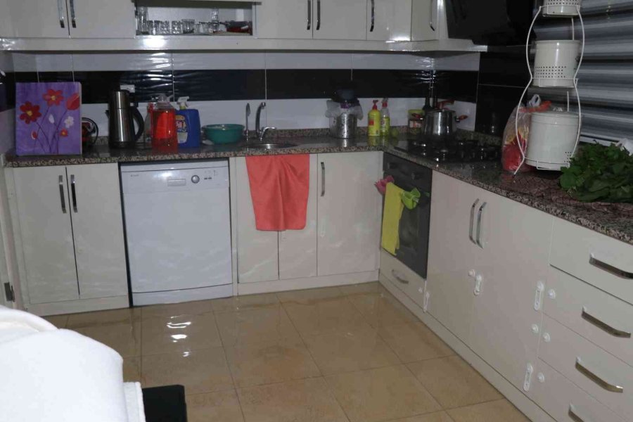 Alanya’da Sağanak Yağış Sonrası Evleri, İş Yerlerini Ve Okulu Su Bastı