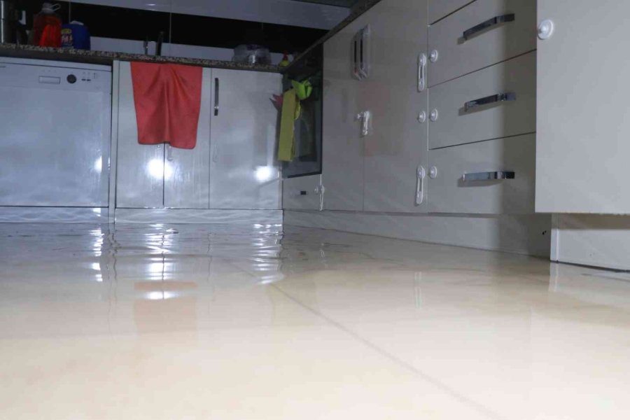 Alanya’da Sağanak Yağış Sonrası Evleri, İş Yerlerini Ve Okulu Su Bastı