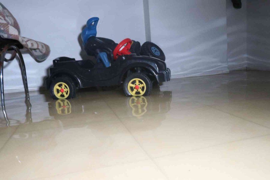 Alanya’da Sağanak Yağış Sonrası Evleri, İş Yerlerini Ve Okulu Su Bastı