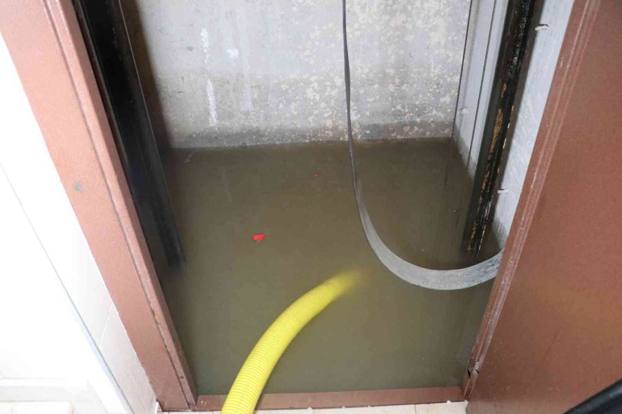 Alanya’da Sağanak Yağış Sonrası Evleri, İş Yerlerini Ve Okulu Su Bastı