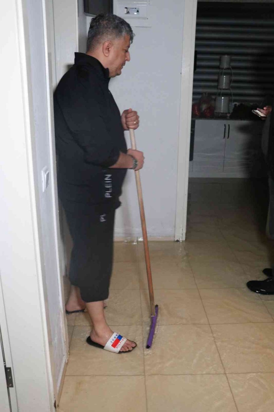 Alanya’da Sağanak Yağış Sonrası Evleri, İş Yerlerini Ve Okulu Su Bastı