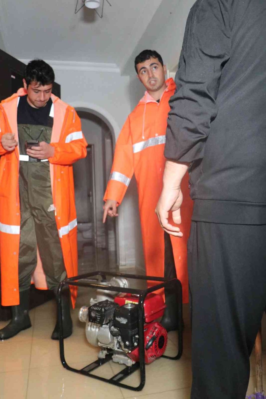 Alanya’da Sağanak Yağış Sonrası Evleri, İş Yerlerini Ve Okulu Su Bastı